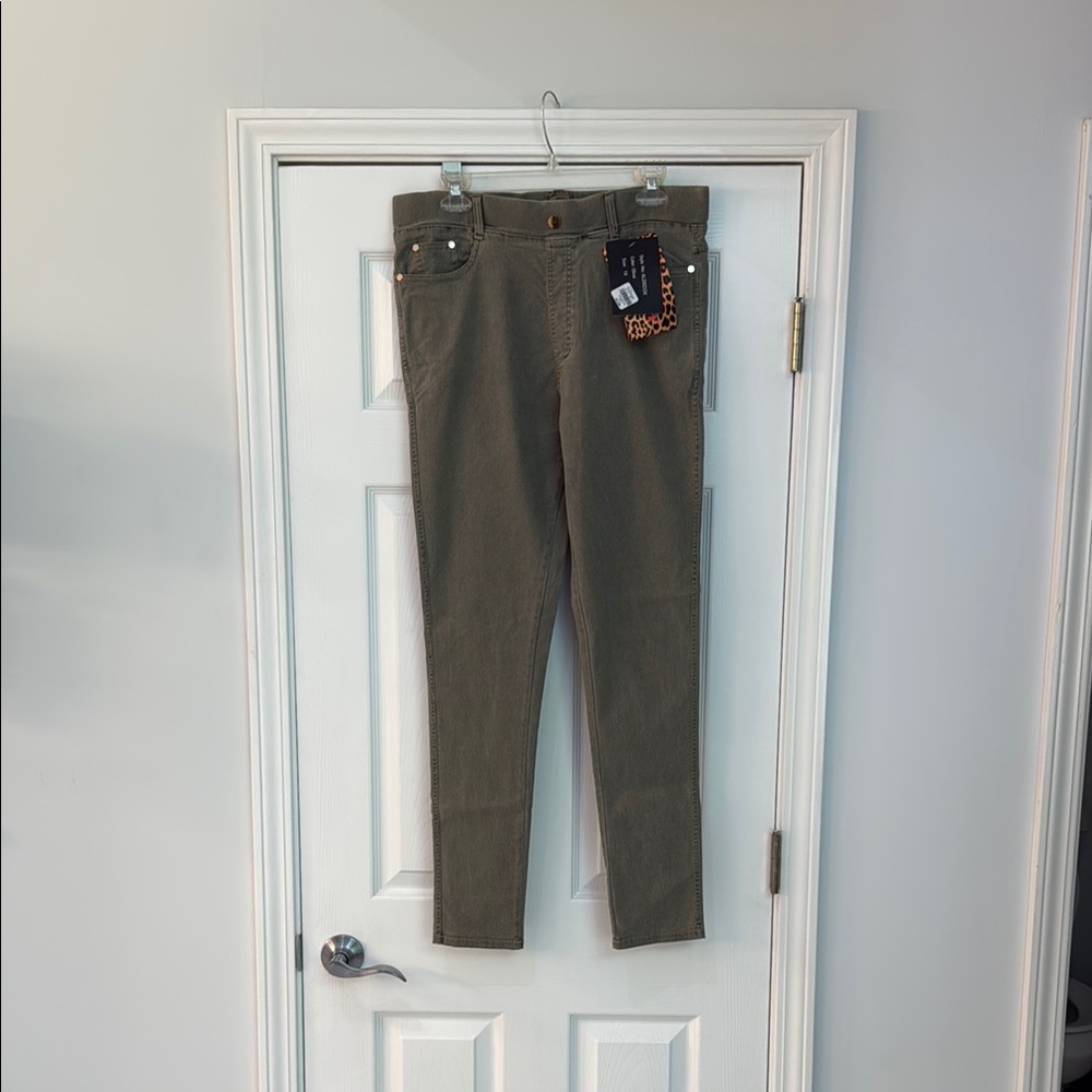 Green Skinny Jeans with Modern Tapered Fit